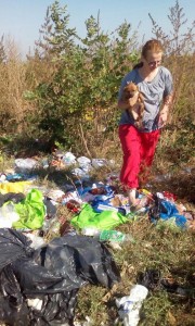 Anda ja Alina poimivat 1.10 roskakasasta pienen Zina tytön.