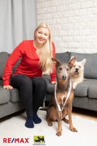 Mari Hilpinen kahden koiransa kanssa.